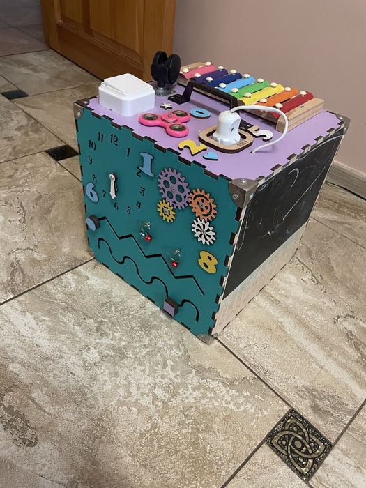 Дитячий бізікуб.