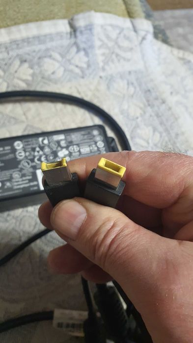 Зарядка для ноутбуков LENOVO в отличном состоянии.