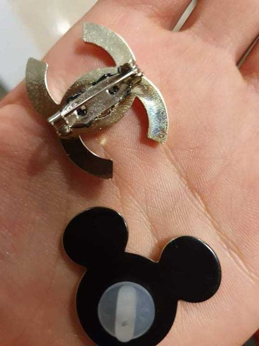 Broszka CC duże – pin złote/srebrne