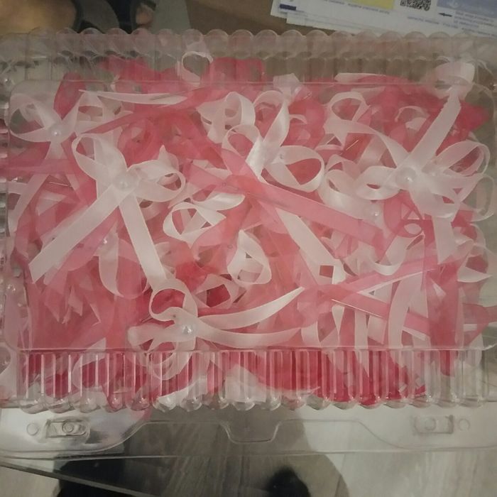 Kotyliony biało różowe z koralikiem przywieszki wesele goście