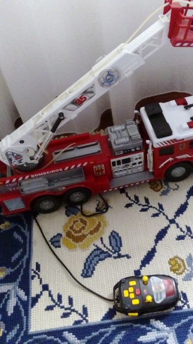 Carro de bombeiros telecomandado