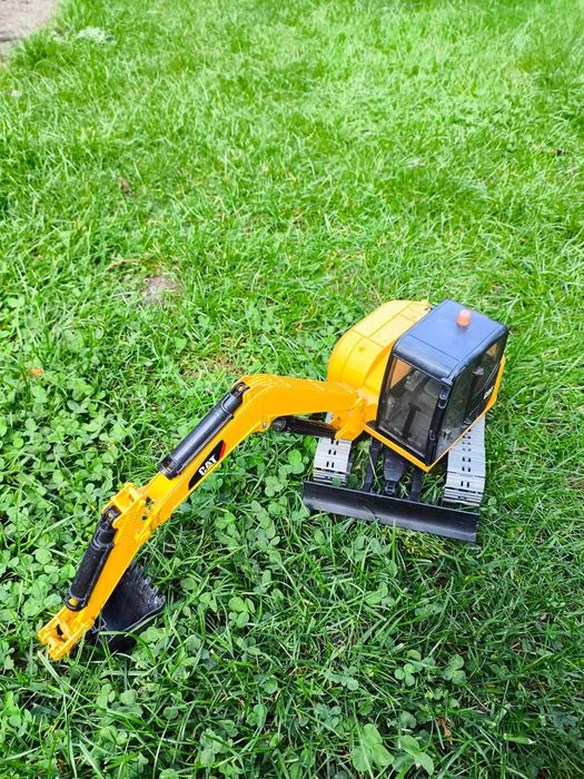 Koparka CAT firmy bruder