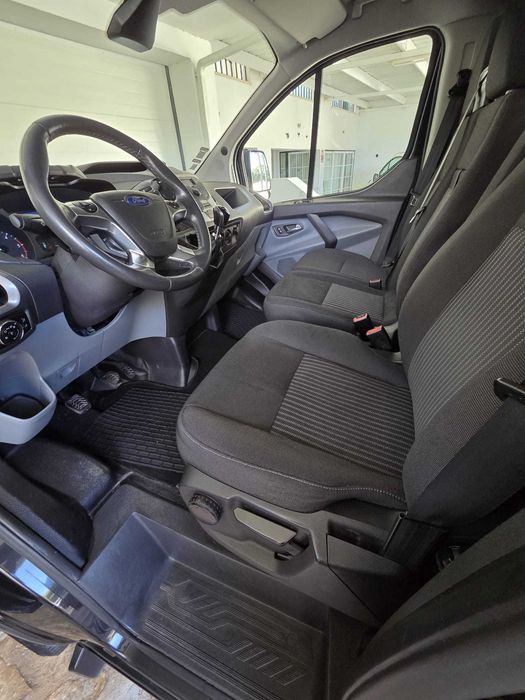Viatura Ford Transit Custom, de cor preta