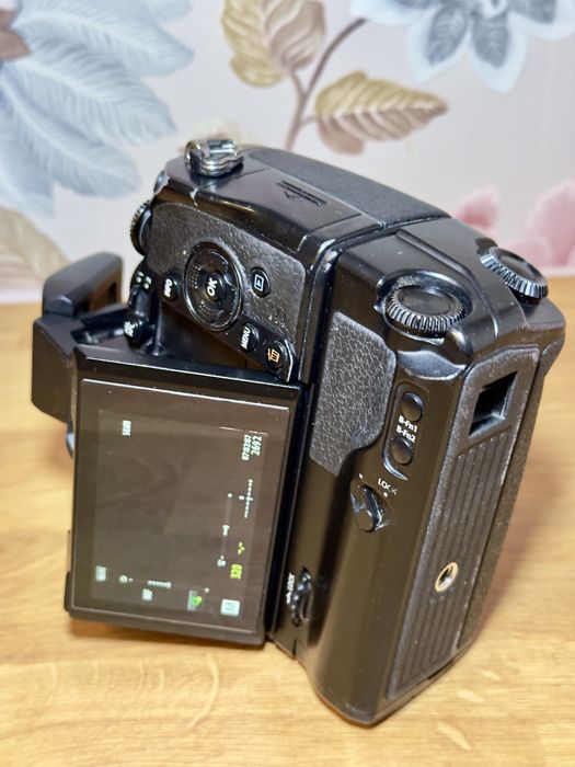 Olympus OM-D EM1 + grip + lampa błyskowa  + 3 bat.