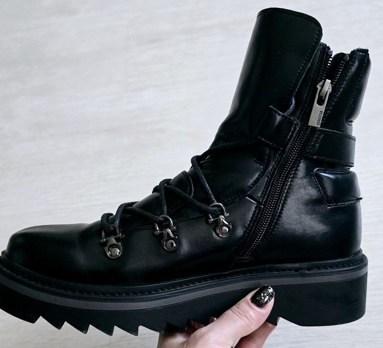 Sprzedam skórzane buty.