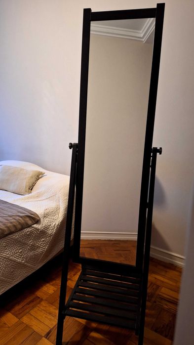 Espelho Ikea com prateleira