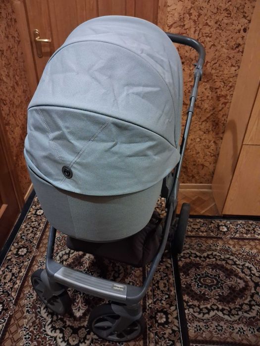 Дитяча прогулочна коляска