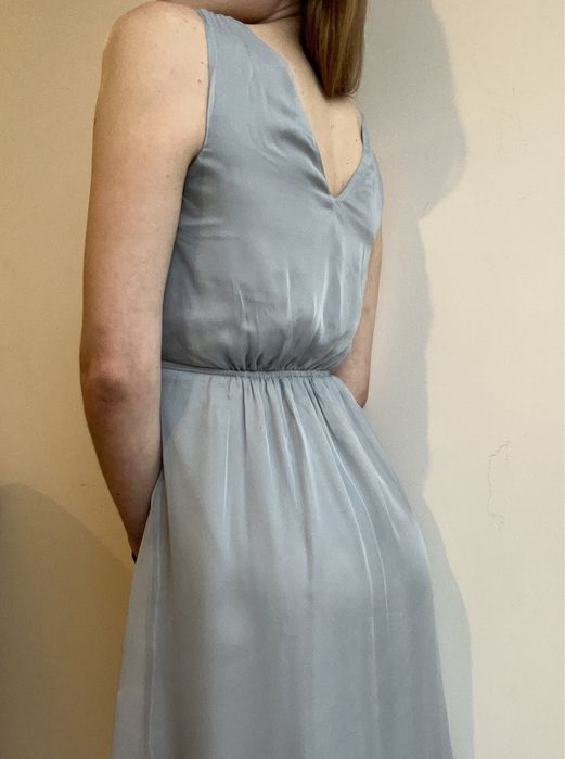 Блакитна сукня