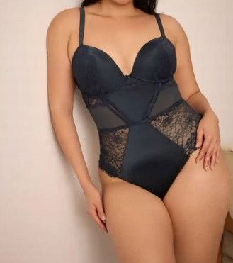 B.P.C body ze stringami usztywniane miseczki koronkowe 85C.