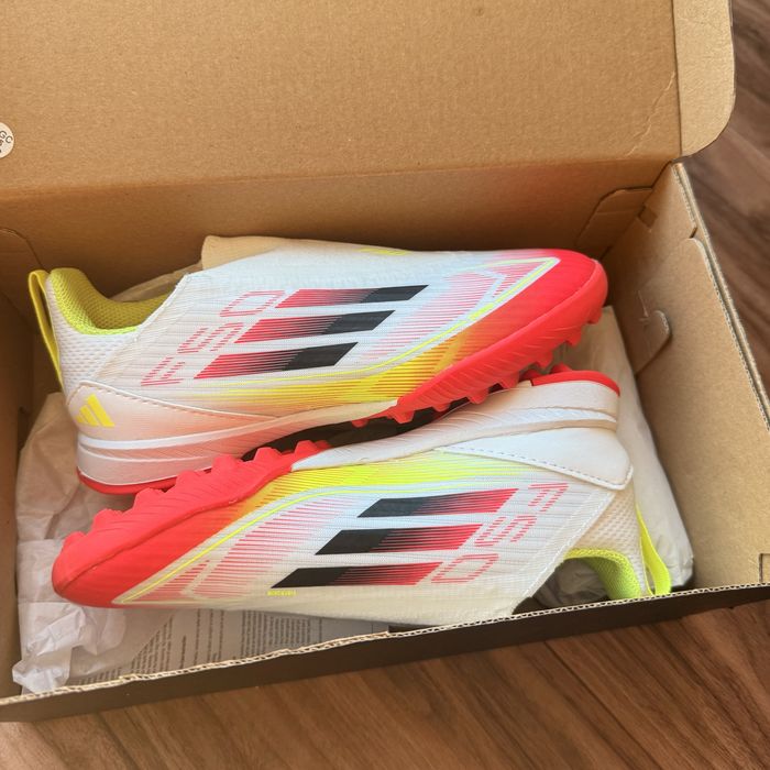 Vendo chuteiras de futebol adidas F50 League.