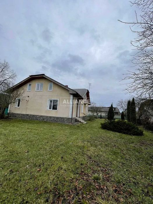 Добротний будинок з усіма комунікаціями в передмісті!