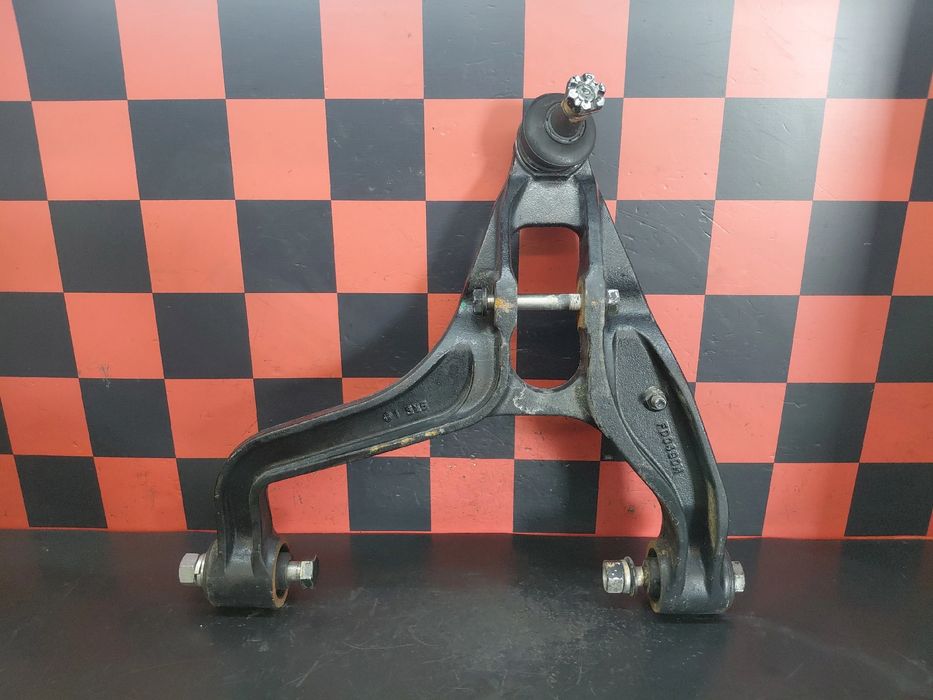 Braço de suspensão frente esquerdo MITSUBISHI TRUCKS Canter