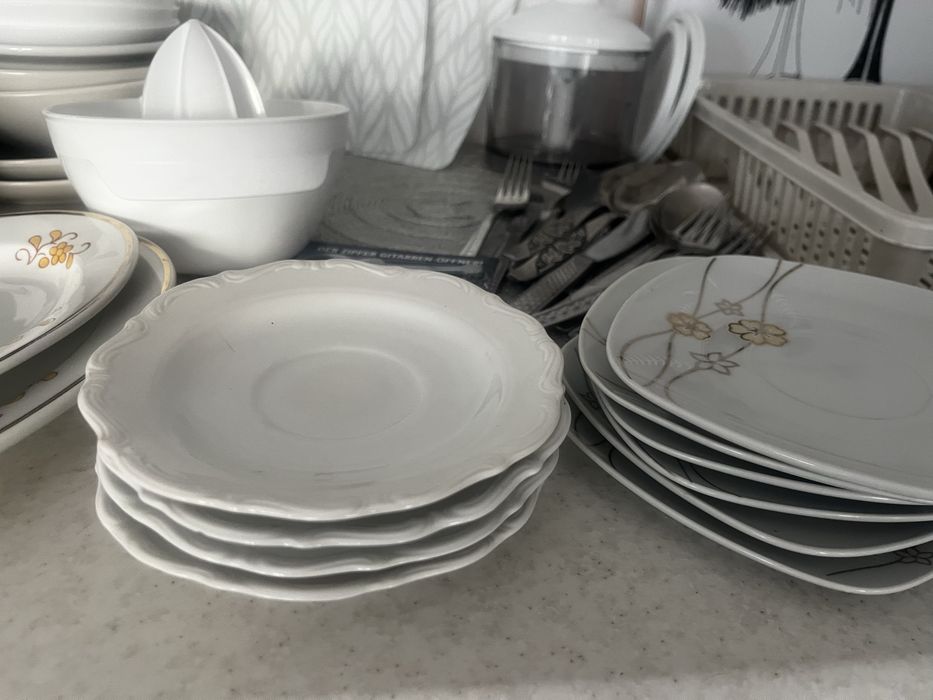 Zestaw talerze kubki sztucce szklanki i inne porcelana