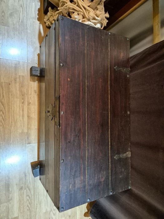 Arca antiga em madeira maciça com ferragens originais e pés amovíveis