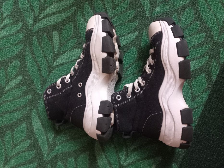 Buty trampki sportowe na podwyższeniu.