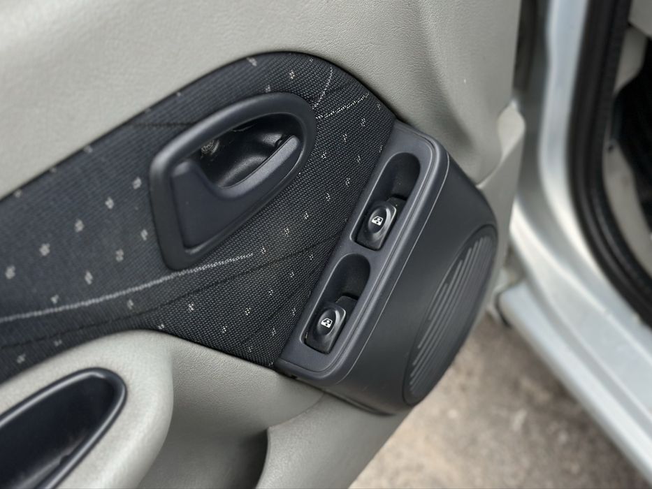 RENAULT SYMBOL 2003 року, 1.4 газ/бензин, автомат, передній привід.