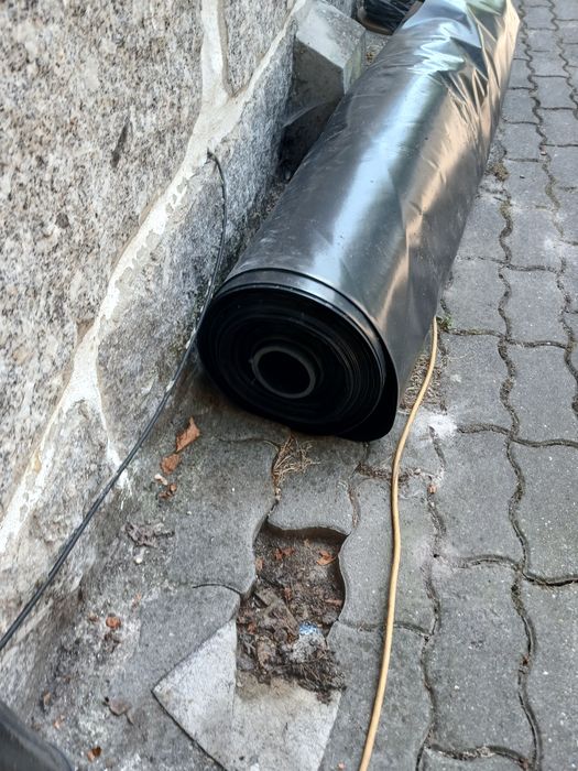 Rolo de plástico preto novo tem 70 quilos