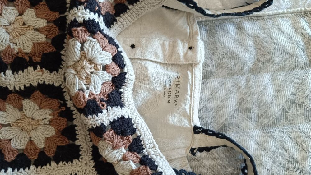 Roupa de menina em bom estado