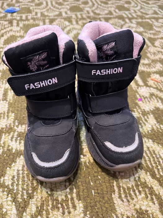 Зимові черевики для дівчинки
