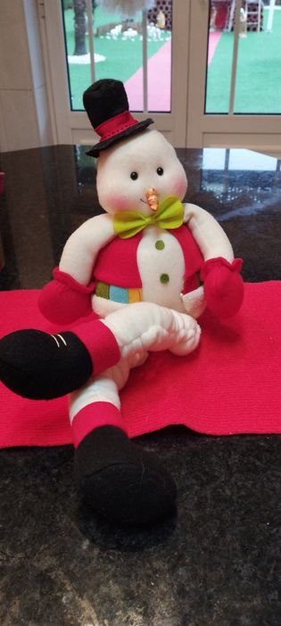 Bonecos de neve e boneco em caixa que faz de guarda jóias