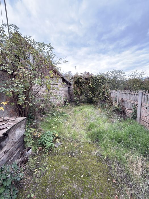 Продам ділянку у центрі міста з невеликим домом