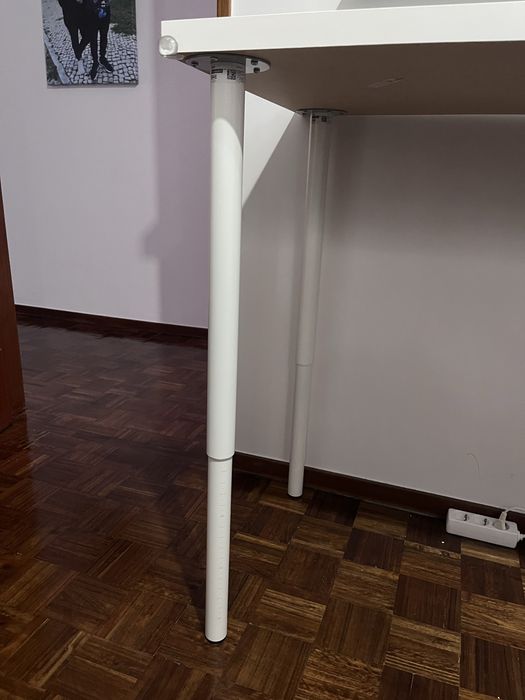 Secretária Branca com Pés Reguláveis em Altura