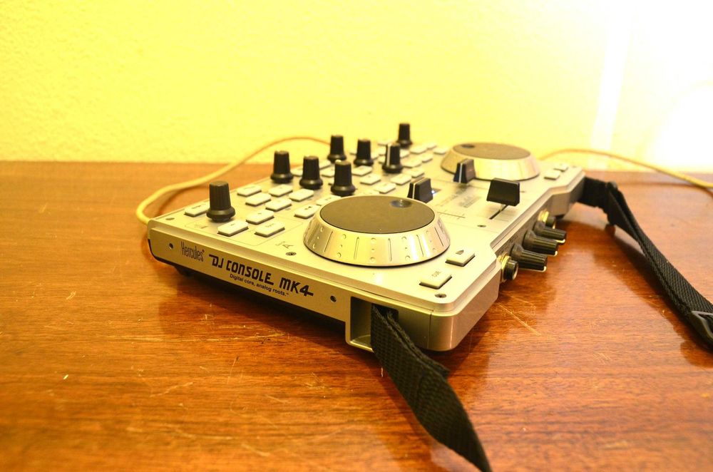Controlador Hercules DJ console MK4