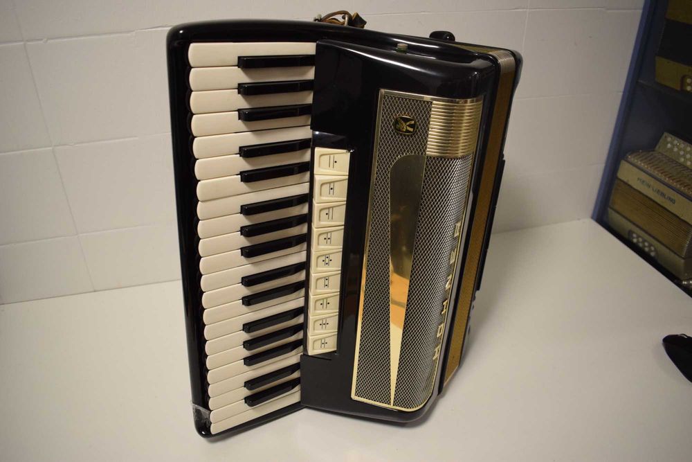 Acordeao Hohner Lucia IV P 4 Voz 96 Baixos,N 161