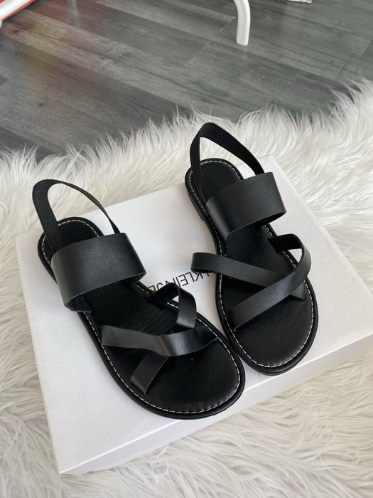 Czarne sandały na płaskiej podeszwie klapki 36