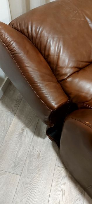 Poltrona relax em pele castanha