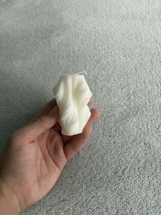 Восковая свеча волнистой формы