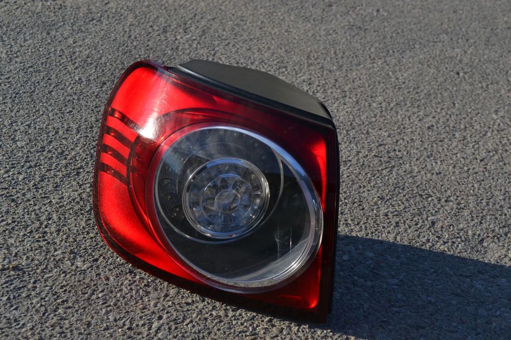 VW GOLF V PLUS LAMPA TYŁ TYLNA LEWA W BŁOTNIK ORYGINAŁ 5M0945095M