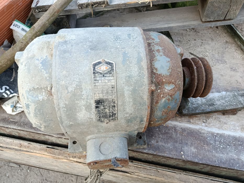 Motor elétrico trifásico
