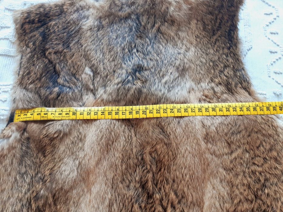 Colete em pele de coelho, forrado, com atilhos em cabedal.