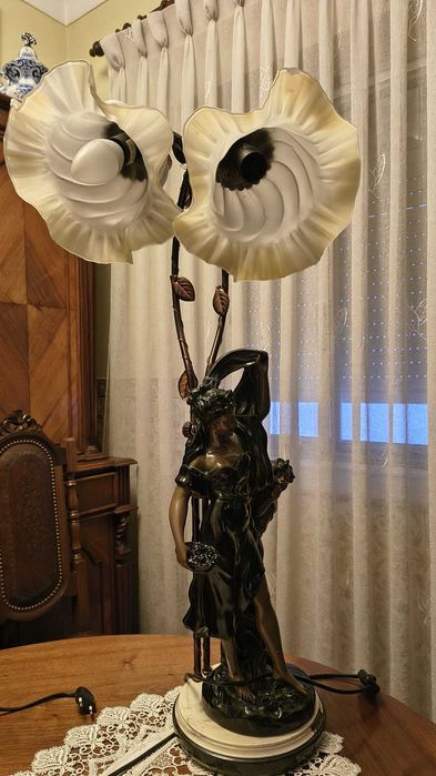 Candeeiro de mesa em bronze - duas lâmpadas