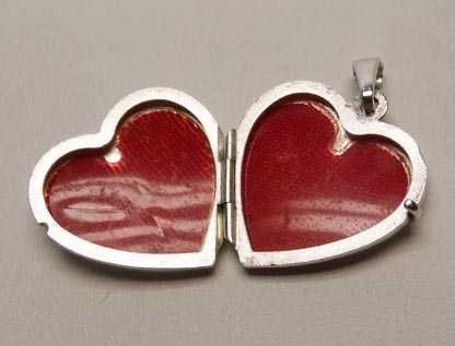 Srebrna zawieszka sekretnik serce