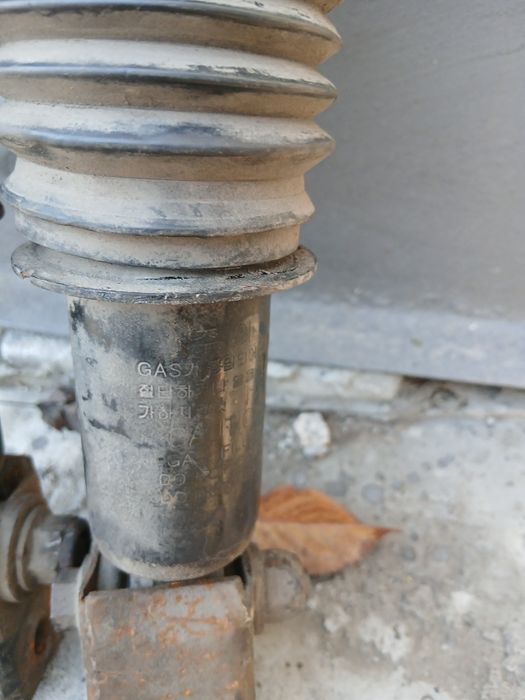 Продам задние стойки Елантра 2015 цена за пару