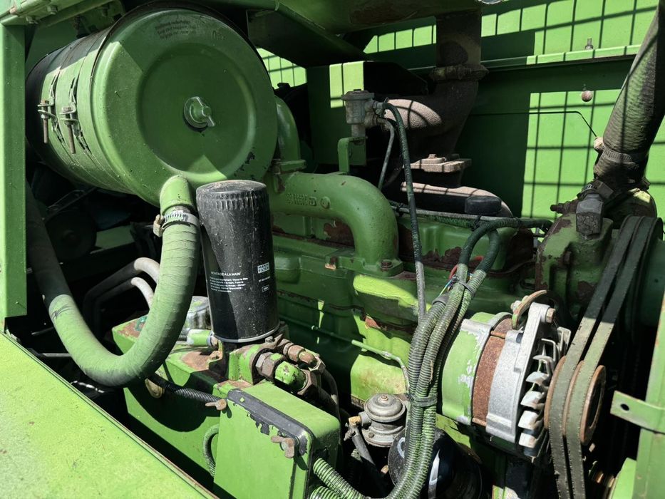 Продам комбайн джондір  1072