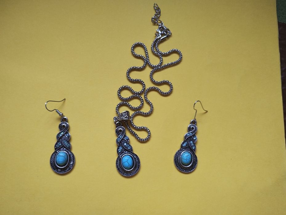 Набір прикрас - кульчики і кулон на ланцюжку