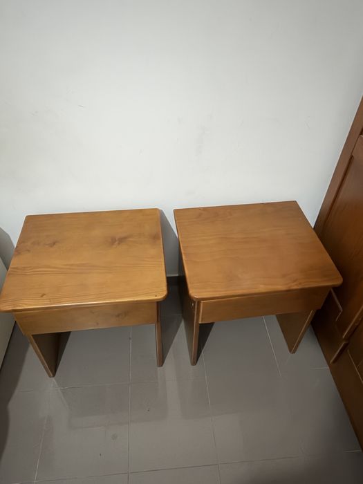 Guarda roupa e mesa de acompanhamento da cama