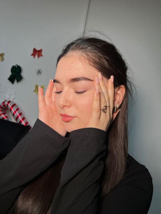 Наращивание ресниц, оформление бровей