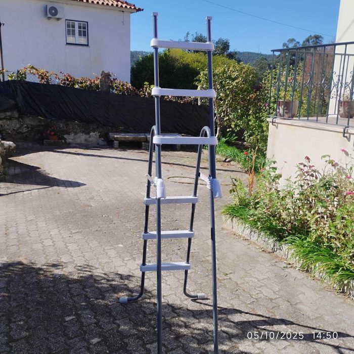 Escada com degraus removíveis Intex modelo: 42 (107 cm).