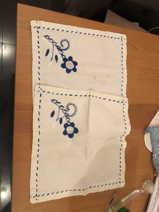 2 guardanapos de pano bejes e azuis