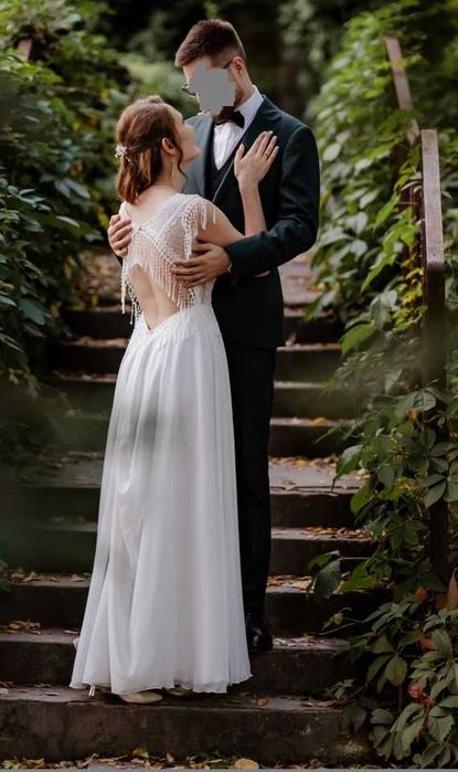 Suknia ślubna z trenem boho frędzle