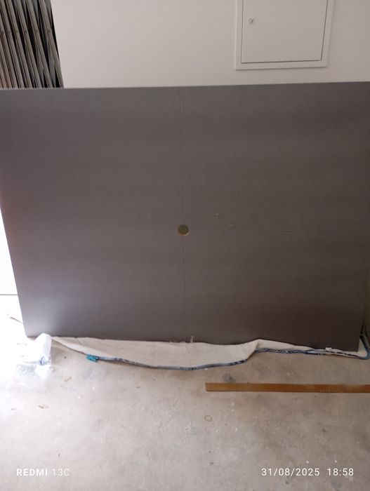 Suporte de televisão de sala,de madeira MDF lacado. Em bom estado,como