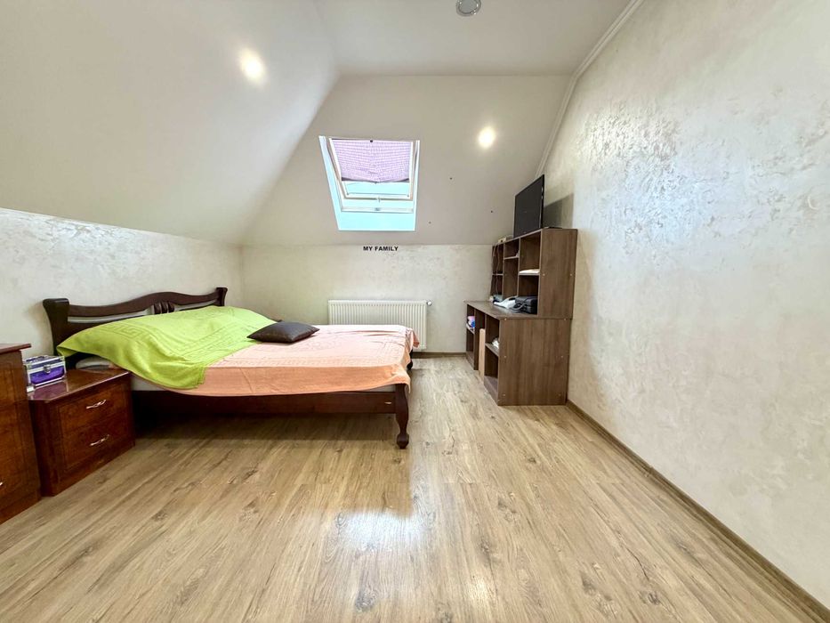 Сучасний будинок 237 м² з ремонтом та ділянкою 17,5 соток