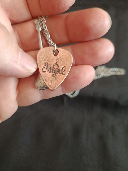 Colar com Pendente de Palheta e de Guitarra