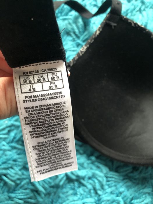 Czarny biustonosz guess uniwersalny w bdb stanie logowany