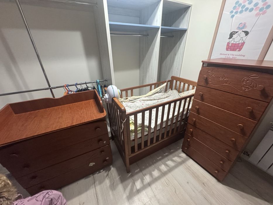 Продам дитячі меблі. Ліжечко , пеленальний столик, комод