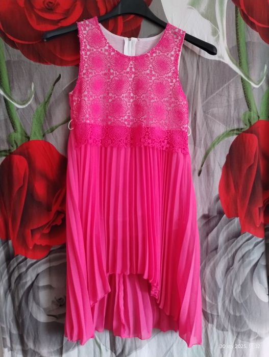 Różowa sukienka zapinana na zamek pisowanka